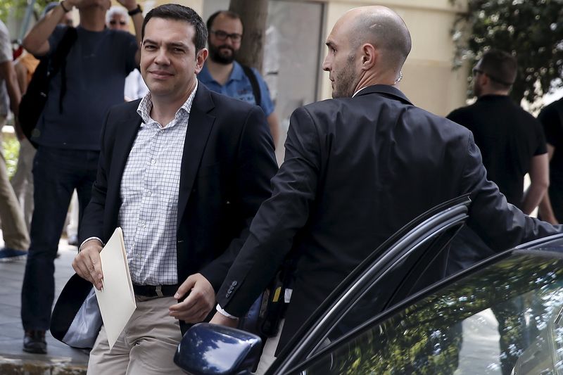 © Reuters. Premiê grego, Alex Tsipras, chega para encontro do partido governista Syriza em Atenas