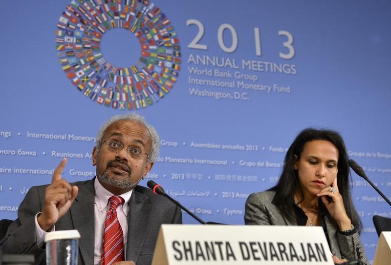 © Reuters. Shanta Devarajan, the World Bank's chief economist for the Middle East and North Africa (MENA), discusses political turmoil and economics in the region at a news conference during the IMF and World Bank's 2013 Annual Fall Meetings, in Washington