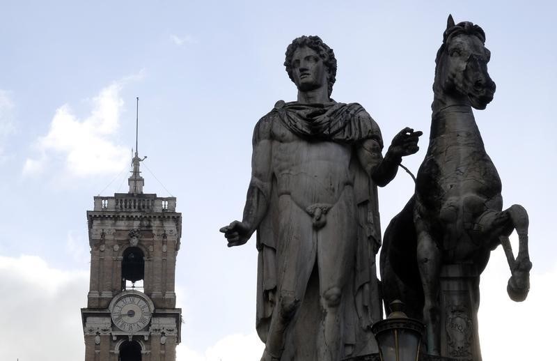 © Reuters. Una delle statue del Campidoglio, la sede principale del Comune di Roma