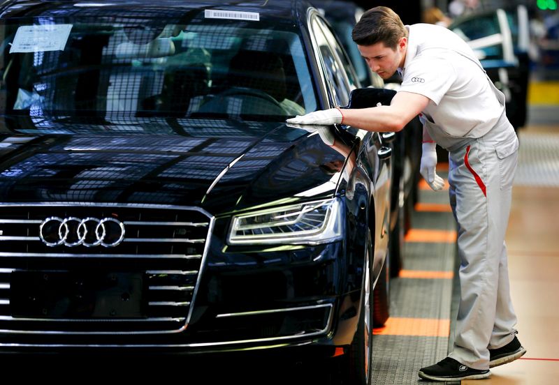 © Reuters. Worker assembles Audi A8 models at their plant in Neckarsulm near Heilbronn