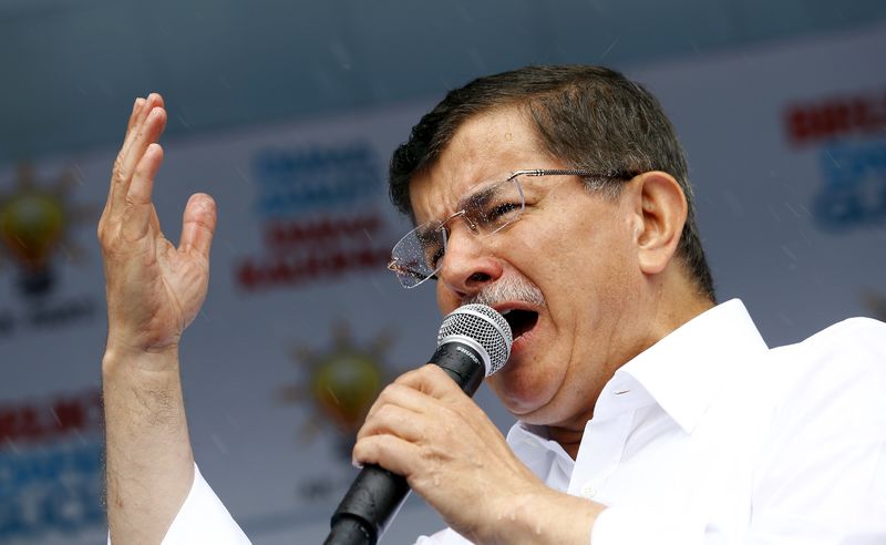 © Reuters. Primeiro-ministro da Turquia, Ahmet Davutoglu, durante discurso