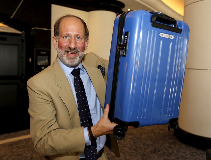 © Reuters.  Windmuller, a vice president of the International Air Transport Association (IATA), holds a carry-on bag which conforms to a new minimum size announced by the group, at the group's annual meeting in Miami Beach