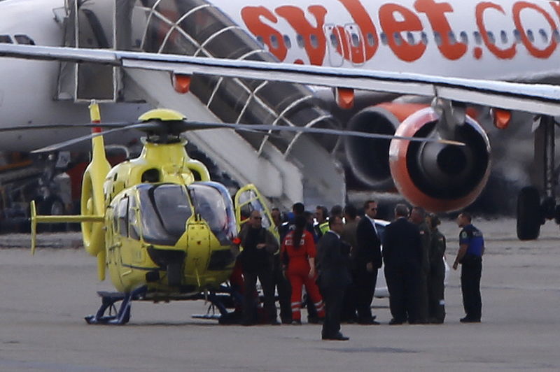 © Reuters. A medical helicopter with U.S. Secretary of State John Kerry arrives at Geneva airport