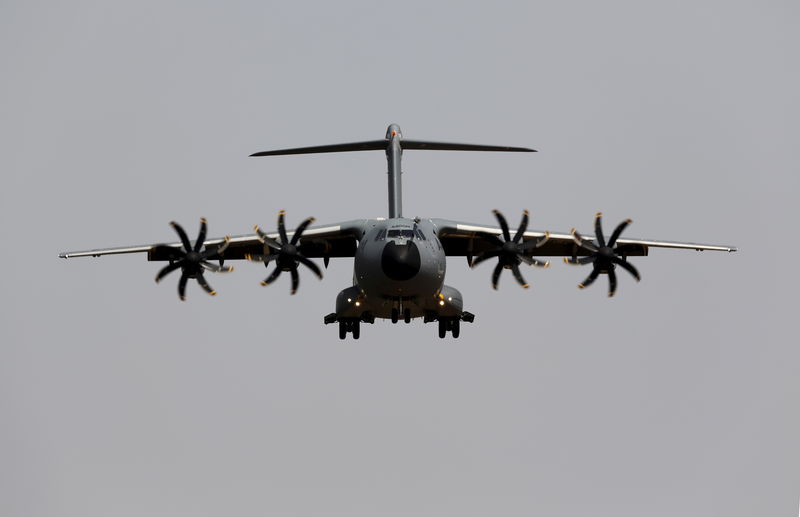 © Reuters. Airbus A400M military plane flies before landing during a test flight at the airport of the Andalusian capital of Seville
