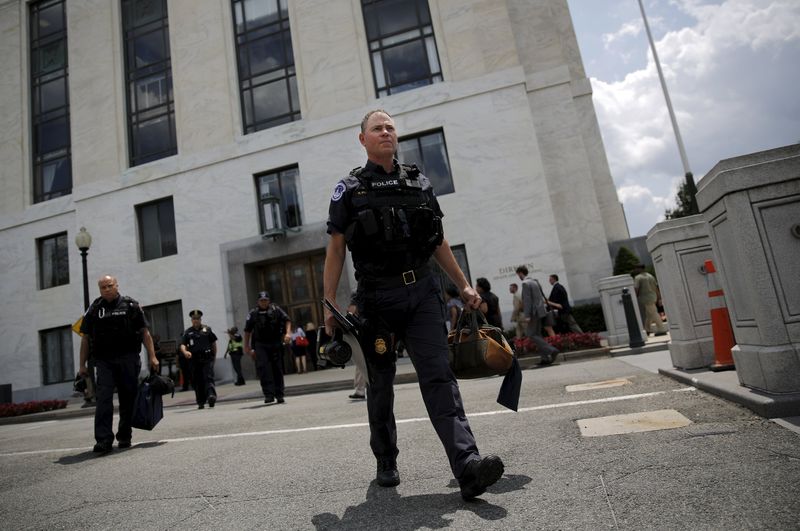 © Reuters. Policiais deixam prédio Dirksen após informações sobre pacote suspeito em Washington