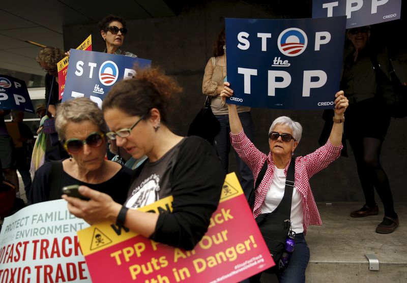 © Reuters. A group of demonstrators protesting the Trans-Pacific Partnership gather at the Federal Buileing in San Francisco