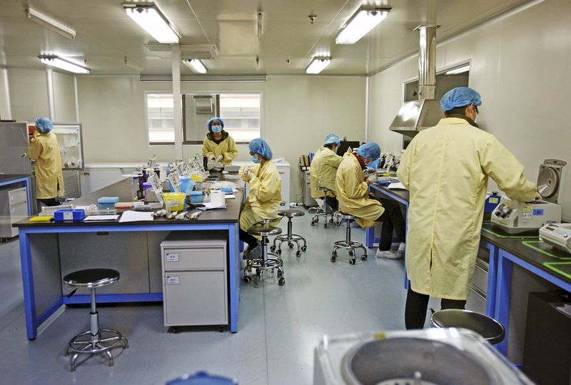 © Reuters. Researchers work at a laboratory at a genomics organization in Tianjin