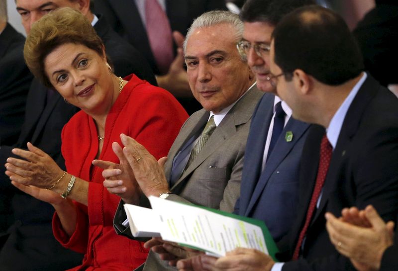 © Reuters. Presidente Dilma Rousseff, vice Michel Temer e ministros Joaquim Levy e Nelson Barbosa em cerimônia no Palácio do Planalto