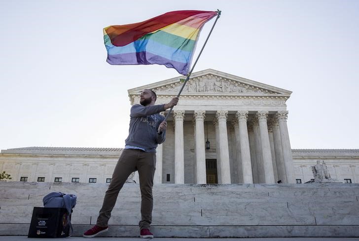 © Reuters. Manifestante exibe bandeira dos direitos gays em frente à Suprema Corte