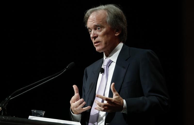 © Reuters. Bill Gross, co-founder and co-chief investment officer of Pacific Investment Management Company (PIMCO), speaks at the Morningstar Investment Conference in Chicago
