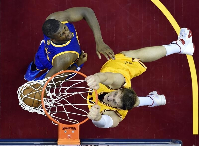 © Reuters. كافاليرز يهزم وريورز ويتقدم عليه في نهائي دوري كرة السلة الامريكي