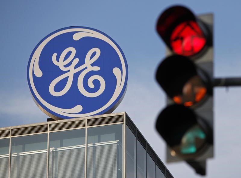 © Reuters. The logo of the GE Money Bank is seen behind a traffic light in Prague