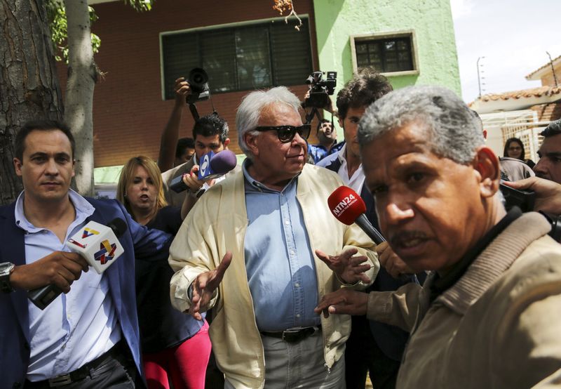© Reuters. Venezuela pide explicaciones por salida de Felipe González en avión colombiano