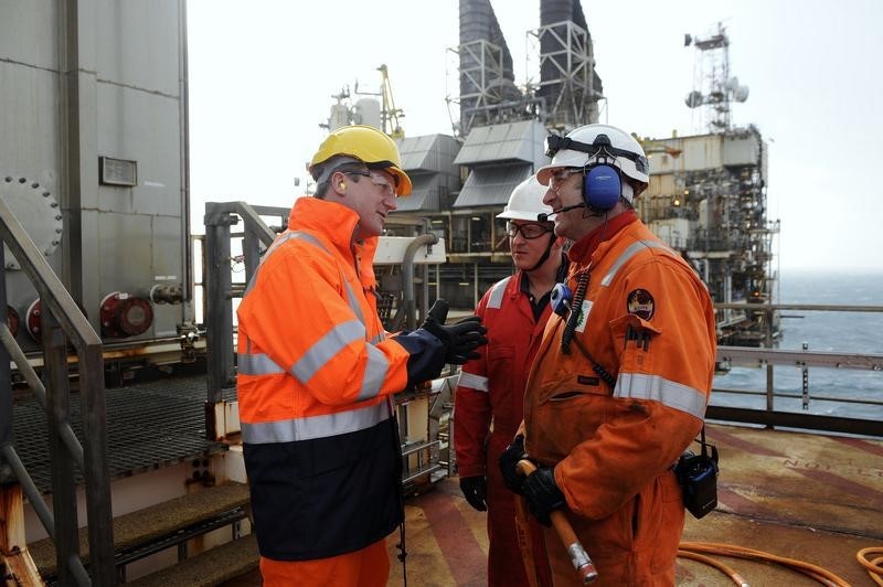 © Reuters. Britain's Prime Minister Cameron visits the BP Eastern Trough Area Project oil platform is seen in the North Sea, around 100 miles east of Aberdeen