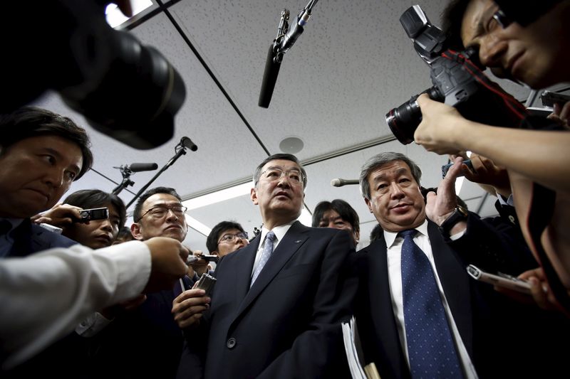 © Reuters. Takahashi is surrounded by reporters and photographers after a news conference in Tokyo