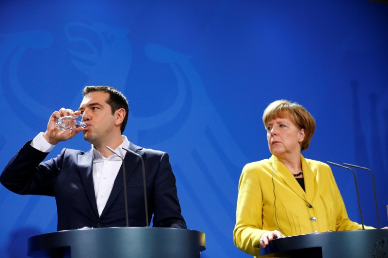 © Reuters. Sin reunión prevista por ahora entre Hollande, Merkel y Tsipras 