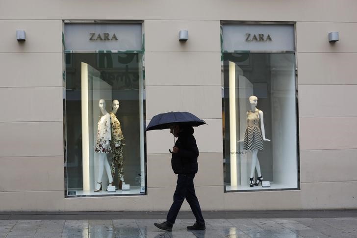 © Reuters. Прохожий у магазина Zara в Мадриде