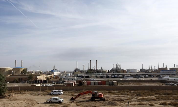 © Reuters. Вид на нефтяное месторождение Байджи к северу от Багдада 