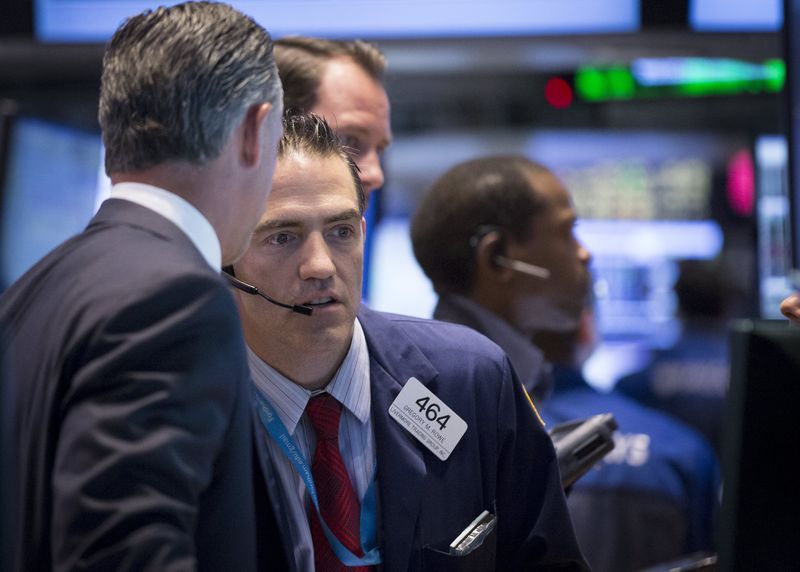 © Reuters. Traders work on the floor of the New York Stock Exchange 