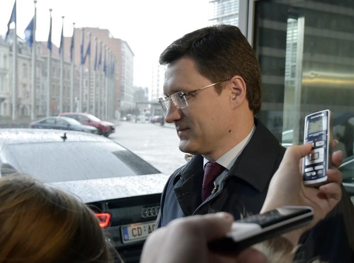 © Reuters. Министр энергетики РФ Александр Новак покидает штаб-квартиру Еврокомиссии в Брюсселе