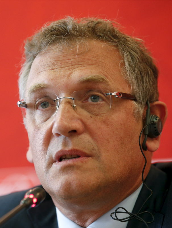 © Reuters. Secretário-geral da Fifa, Jérôme Valcke, fala durante coletiva de imprensa em Samara 