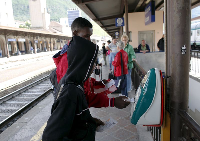 © Reuters. مهاجرون يواصلون رحلتهم في ايطاليا للالتفاف على قواعد اللجوء