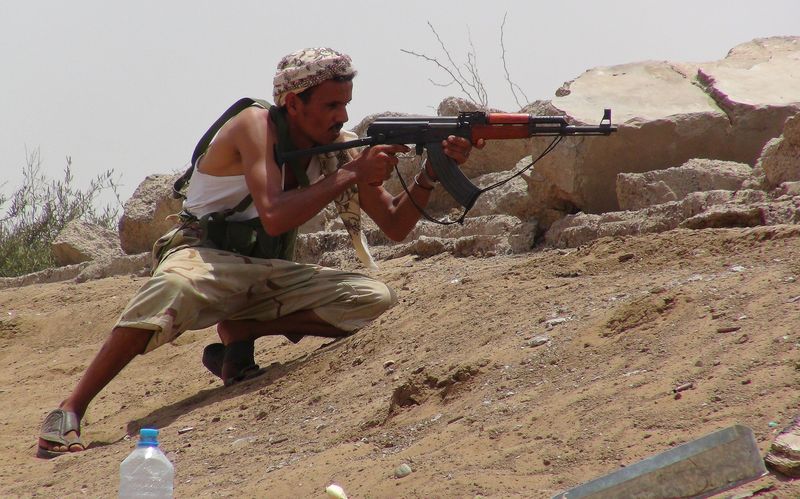 © Reuters. A fighter from the Southern Popular Resistance takes up position at a front line against Houthi fighters in the Bir Ahmad outskirts of Aden, Yemen