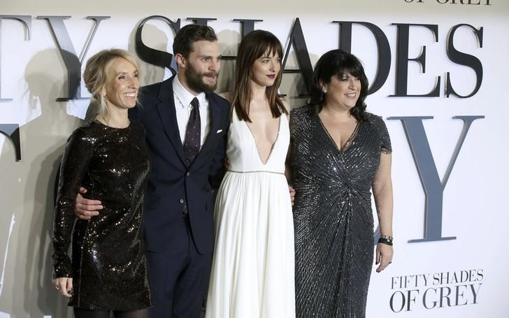 © Reuters. Diretora Taylor-Johnson, atores Jamie Dornan e Dakota Johnson, e autora E. L. James na pré-estreia do filme "50 Tons de Cinza"