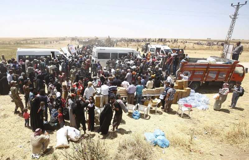 © Reuters. الالاف يفرون من سوريا الى تركيا وسط قتال بين الاكراد والدولة الاسلامية