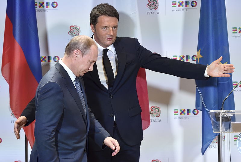 © Reuters. Italian Prime Minister Renzi gestures during a joint news conference with Russian President Putin at the end of a meeting in Milan