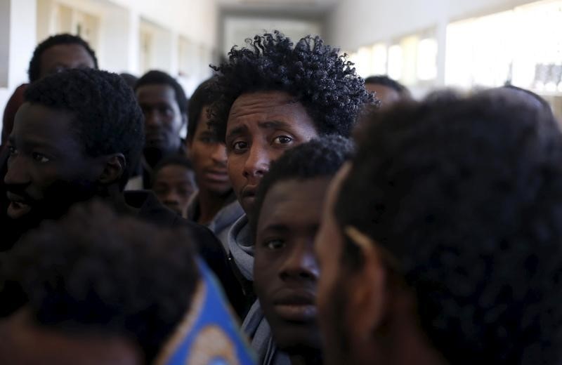 © Reuters. تونس تنقذ 350 مهاجرا كانوا يبحرون من ليبيا باتجاه ايطاليا