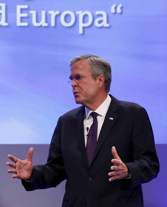 © Reuters. جيب بوش يرحب بخطة أمريكية لإقامة قاعدة عسكرية جديدة في العراق