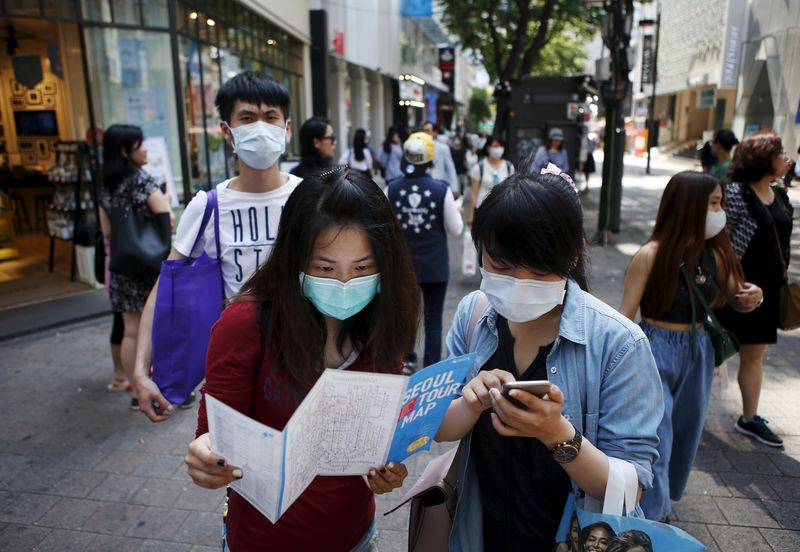 © Reuters. Un equipo de la OMS aconseja reabrir escuelas tras brote de MERS en Corea del Sur
