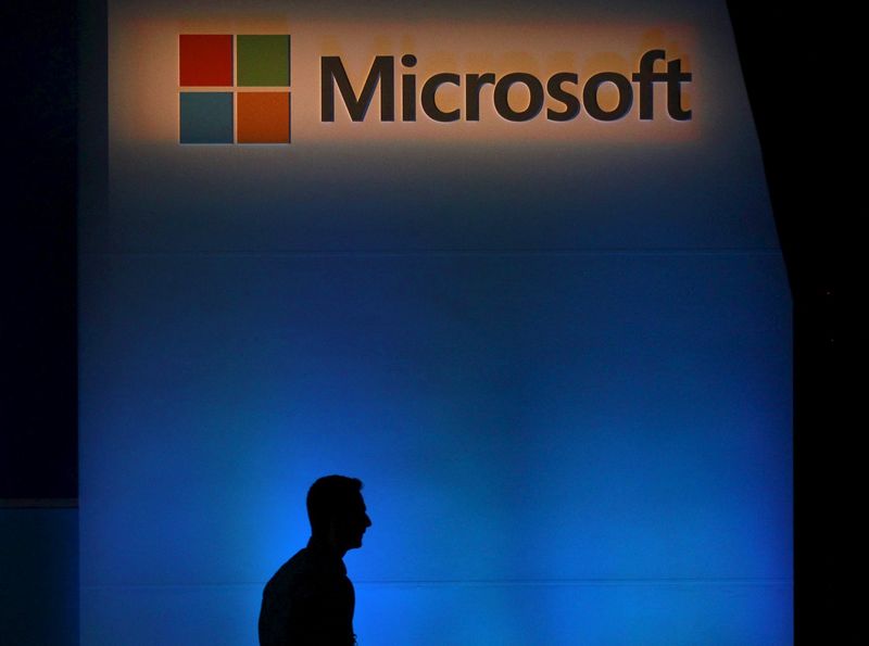 © Reuters. La sombra de una persona cerca del logo de Microsoft en la exhibición Computex 2015 en Taipei, Taiwan