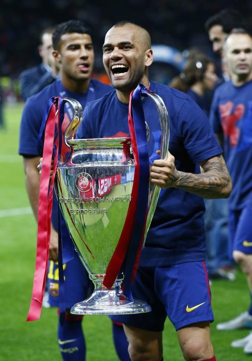 © Reuters. Messi ayudó a convencerme de que me quedara en el Barça, dice Dani Alves