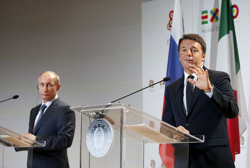 © Reuters. Primeiro-ministro italiano, Matteo Renzi (à direita), durante entrevista coletiva ao lado do presidente da Rússia, Vladimir Putin, em Milão