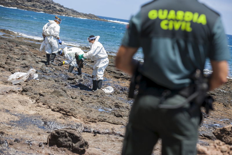 © Reuters. Llega a Canarias el buque que extraerá el petróleo del pesquero ruso hundido