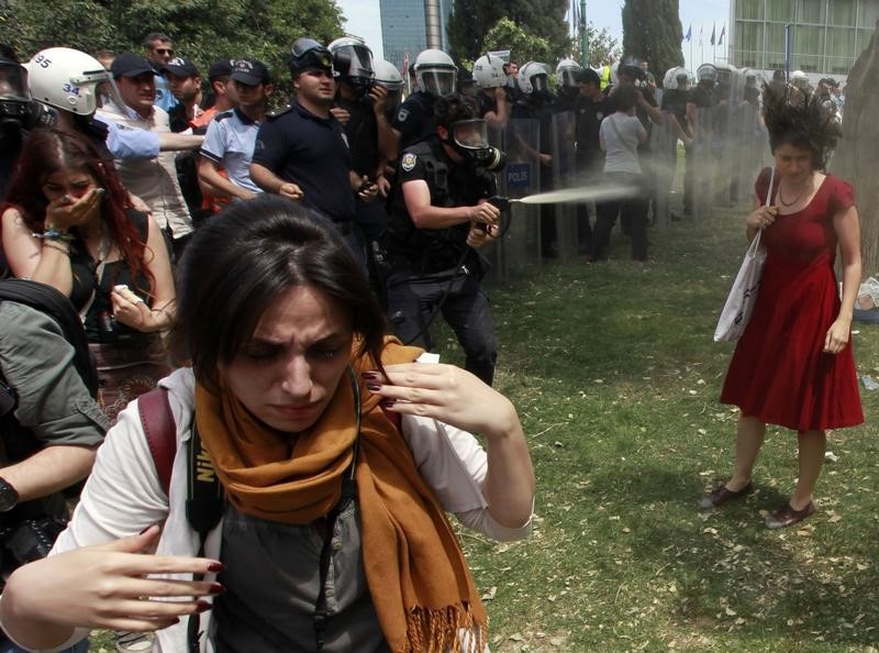 © Reuters. Turkish riot policeman uses tear gas during a protest in central Istanbul