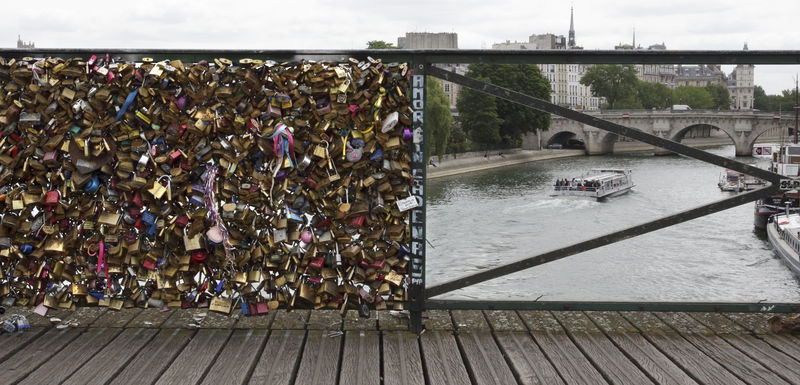 © Reuters. Cadeados são retirados de ponte em Paris 