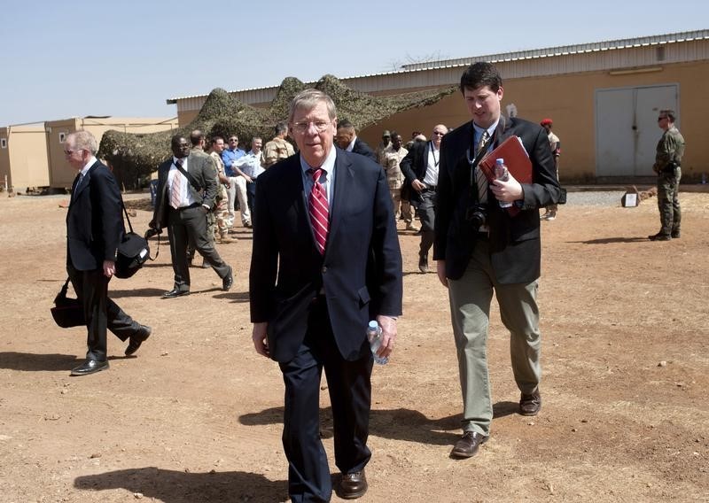 © Reuters. U.S. Senator Isakson walks at a Malian air base in Bamako