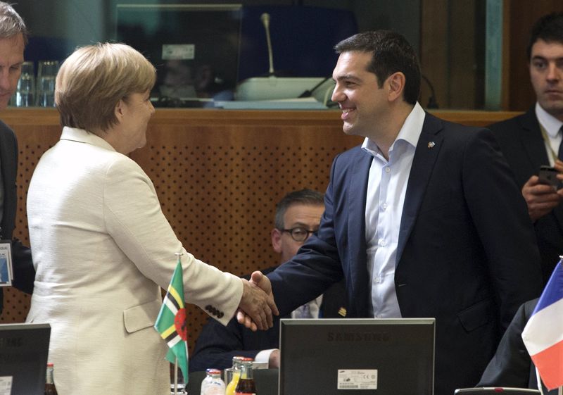 © Reuters. German Chancellor Angela Merkel shakes hands with Greek Prime Minister Alexis Tsipras at the start of an EU-CELAC Latin America summit in Brussels