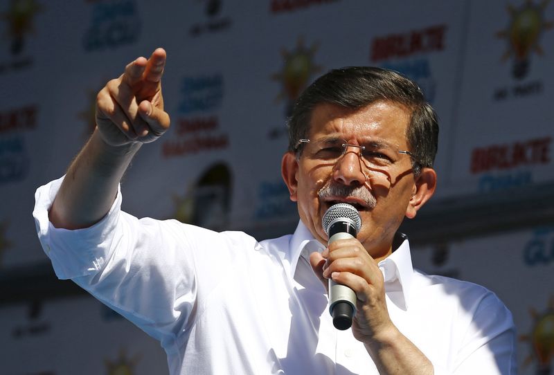 © Reuters. Premiê da Turquia, Ahmet Davutoglu, durante comício do partido AK