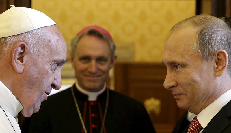 © Reuters. Papa Francisco (esquerda) conversa com presidente russo, Vladimir Putin