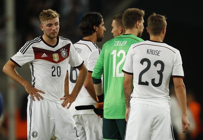 © Reuters. الولايات المتحدة تفاجيء المانيا بهدف متأخر لتفوز 2-1
