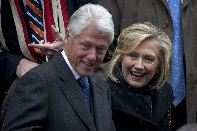 © Reuters. Former U.S. President Bill Clinton and former U.S. Secretary of State Hillary Clinton depart the former Governor of New York Mario Cuomo's funeral in Manhattan