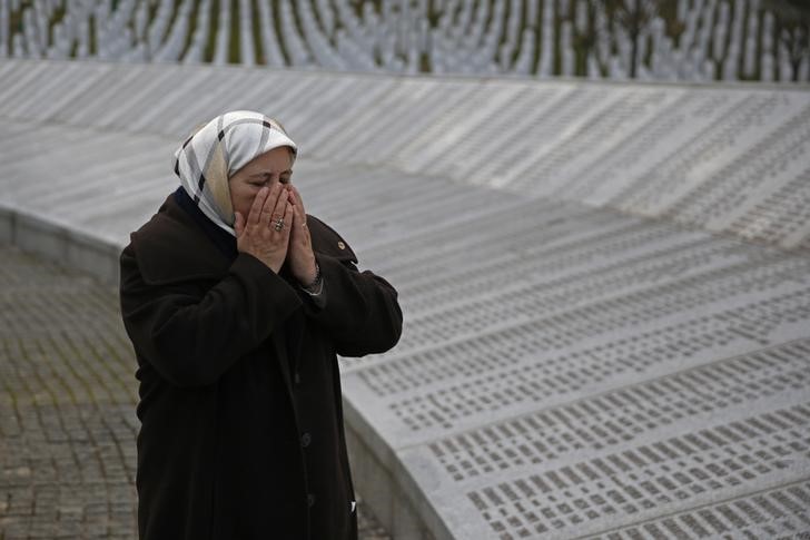 © Reuters. Fadila Efendic, que perdeu o filho e o marido no massacre de Srebrenica, reza no memorial