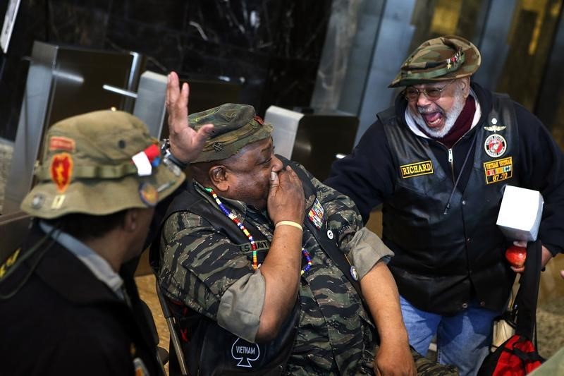 © Reuters. Veteran soldiers share a moment during an event honoring Vietnam Veterans in downtown New York