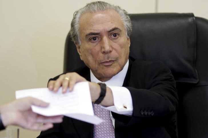 © Reuters. Vice-presidente Michel Temer durante entrevista em Brasília