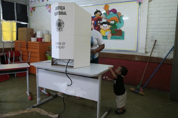 © Reuters. Eleitora vota em escola de Brasília