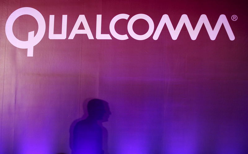 © Reuters. Shadow is cast near Qualcomm logo at the 2015 Computex exhibition in Taipei,